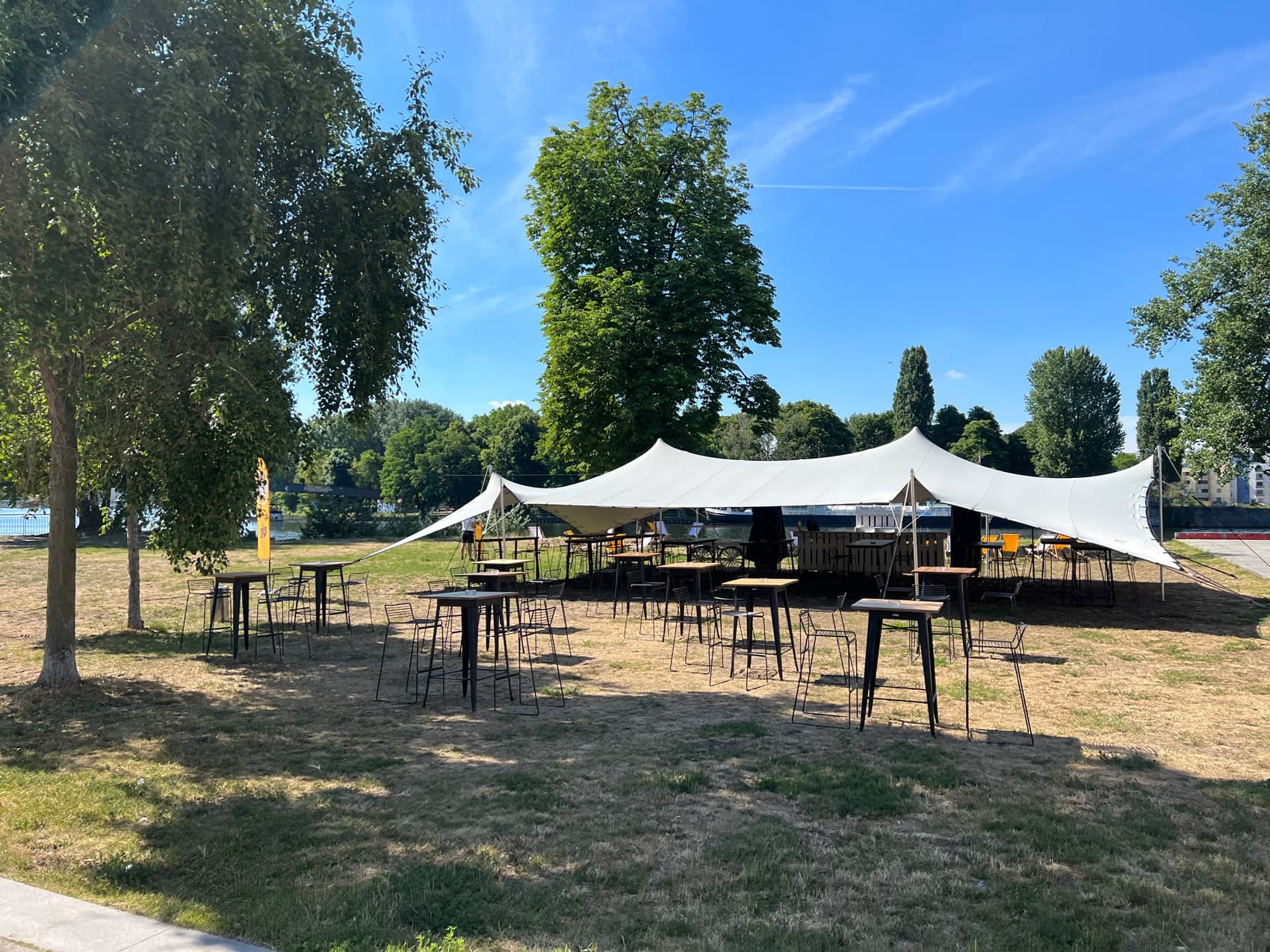 Outdoor-Setup mit Stehtischen – Sommerfest / Company Day.