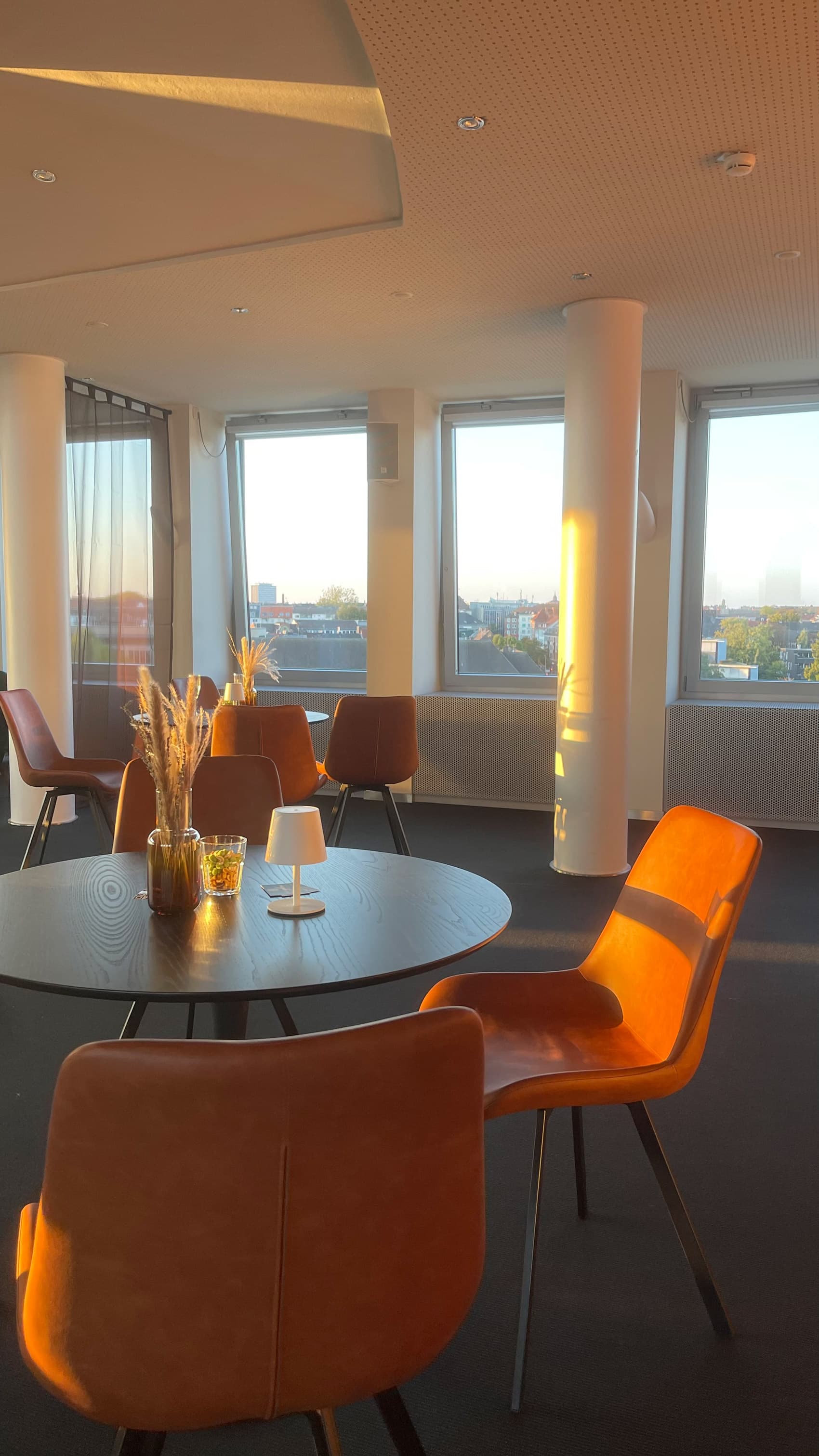 Heller Seating-Bereich bei Tageslicht – Beispiel für Daytime-Setup.