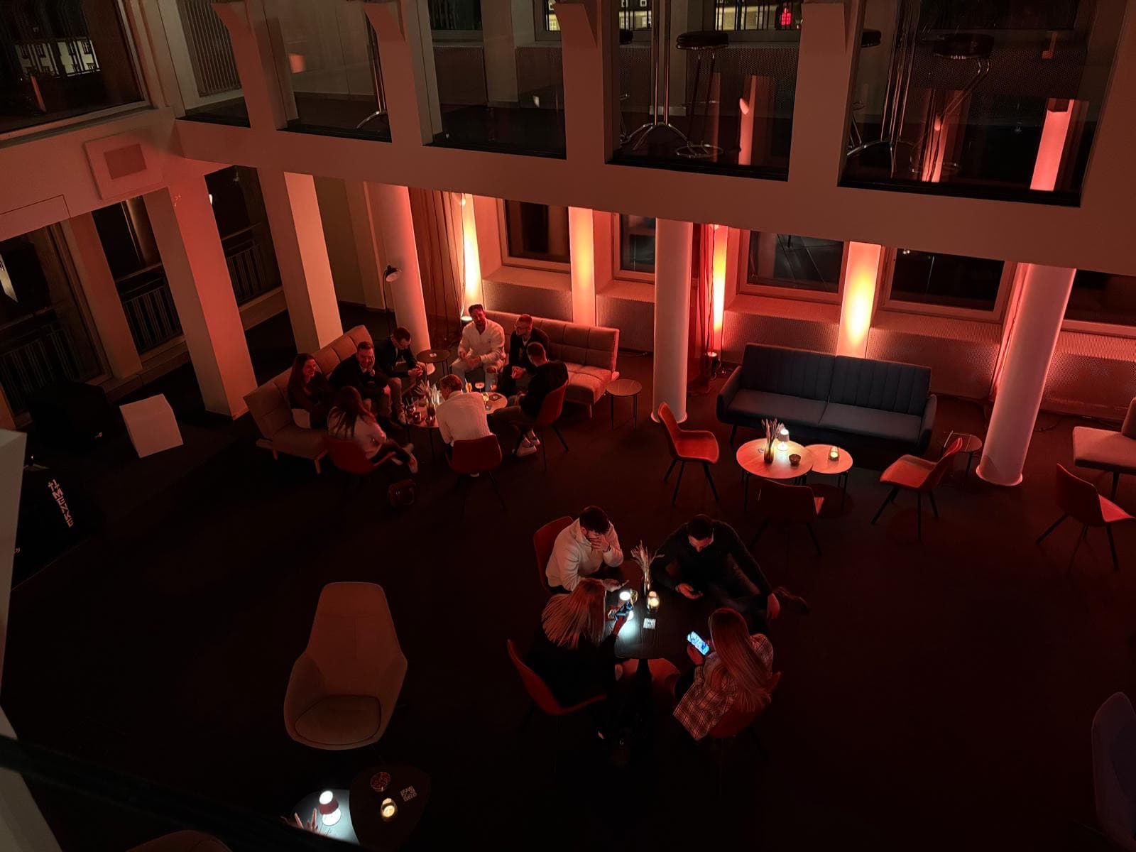 Menschen im Gespräch in Lounge-Atmosphäre – Networking / Team Setting.